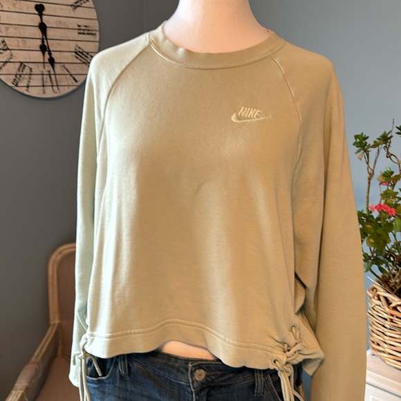 Nike Tops - Nike sweatshirt